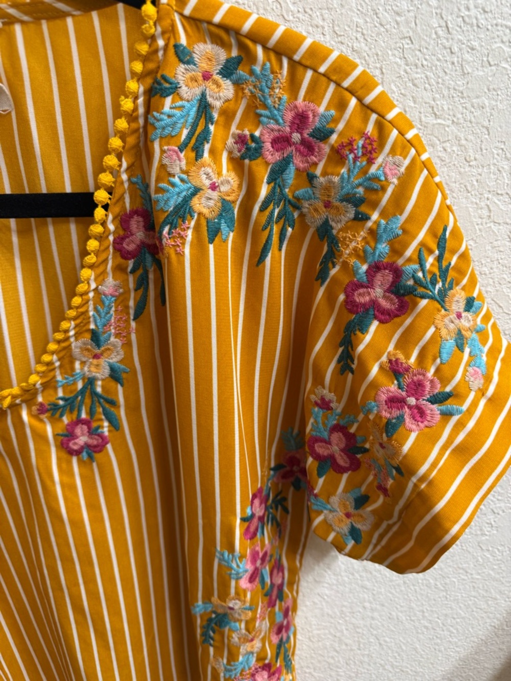 Savanna Jane Cute Mustard Yellow Striped Embroidered V-Neck Top Size S - Picture 4 of 8